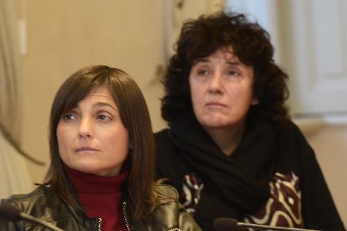 Debora Serracchiani (Presidente Regione Friuli Venezia Giulia) e Loredana Panariti (Assessore regionale Lavoro, Formazione, Istruzione, Pari Opportunità, Politiche giovanili, Ricerca e Università) alla presentazione di un laboratorio per lo sviluppo di farmaci biosimilari - Trieste 20/12/2017